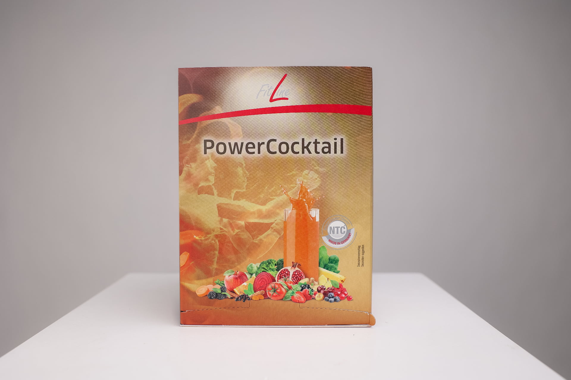 FitLine PowerCocktail maisto papildas su vaisių ir daržovių ekstraktais - auksinė dėžutė su NTC technologijos ženklu